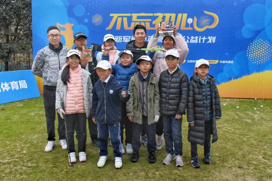 张新军与青少年在公益计划中的合影