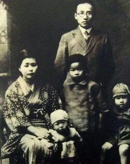 ▲郭沫若、郭安娜和他们的孩子