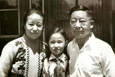 ▲老舍夫妇与小女儿舒立于院中