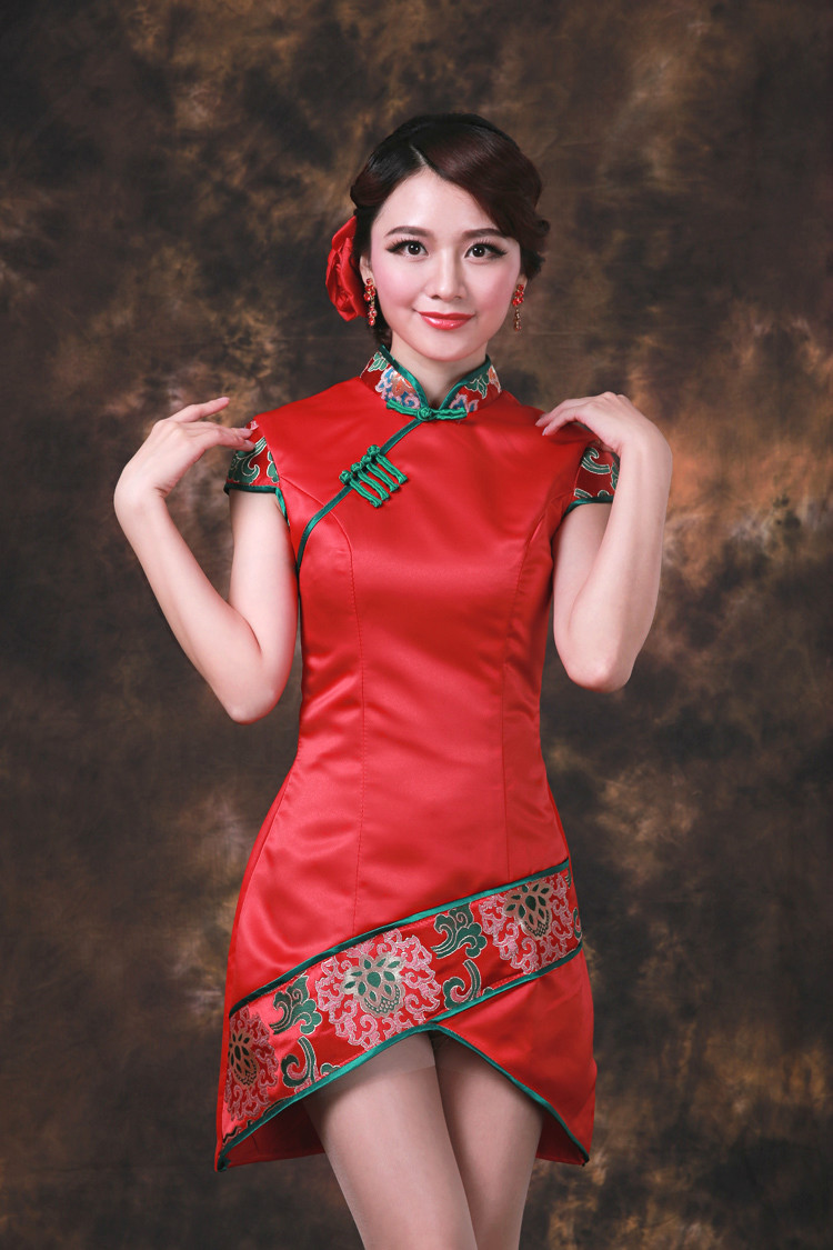 婚礼旗袍配搭：时尚红旗袍