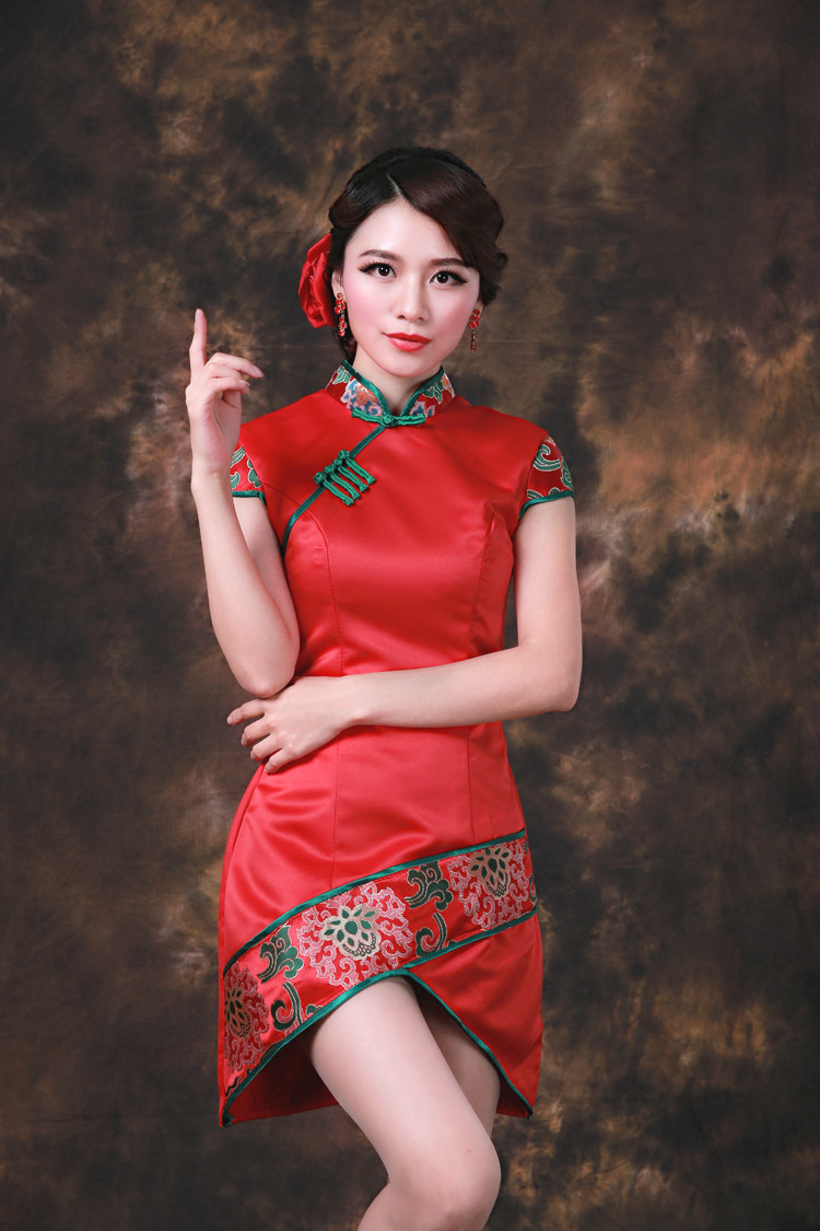 婚礼旗袍配搭：时尚红旗袍