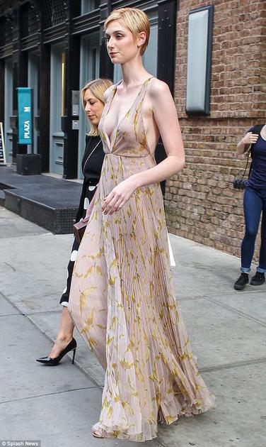 Elizabeth Debicki 米色长裙