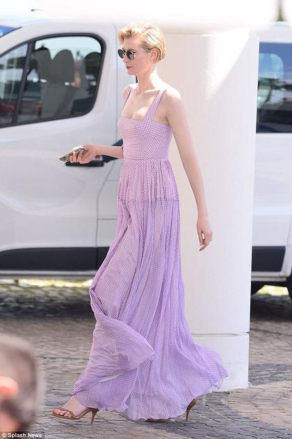 Elizabeth Debicki藕荷紫长裙