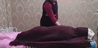 R9zLxQB2SgAkM8.gif